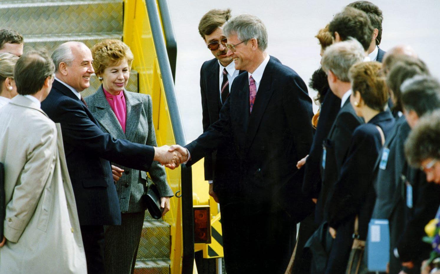 STOCKHOLM 1991-06-06
Sovjetunionens president Michail Gorbatjov (tv) och hans hustru Raisa (th) tas emot av statsminister Ingvar Carlsson (th) på Arlanda. Gorbatjov besökte Sverige i juni 1991.
Foto: Tomas Oneborg / SvD / TT / Kod:11014