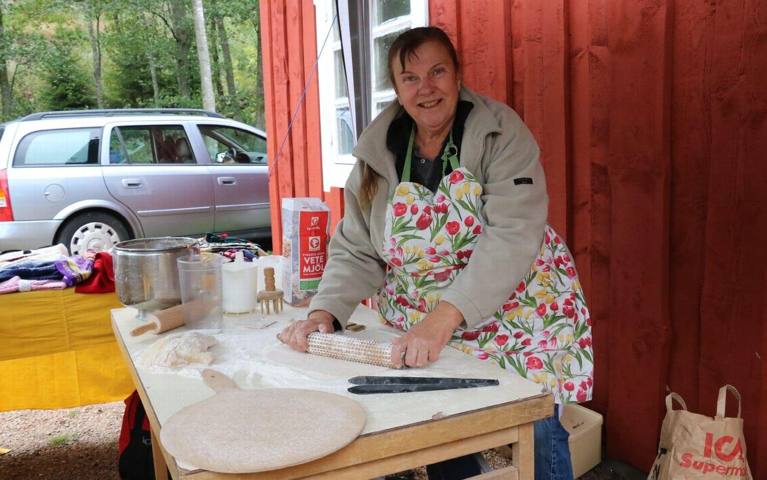 Ingamay Hagman bakade tunnbröd som hon sedan sålde rykande varma till besökarna. Foto Erika Olofsson