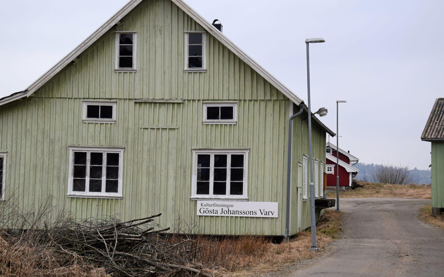 En byggherre vill ändra detaljplanen för att bygga 14 sjönära fritidshus i Kungsviken på Orust, något som vållat debatt.