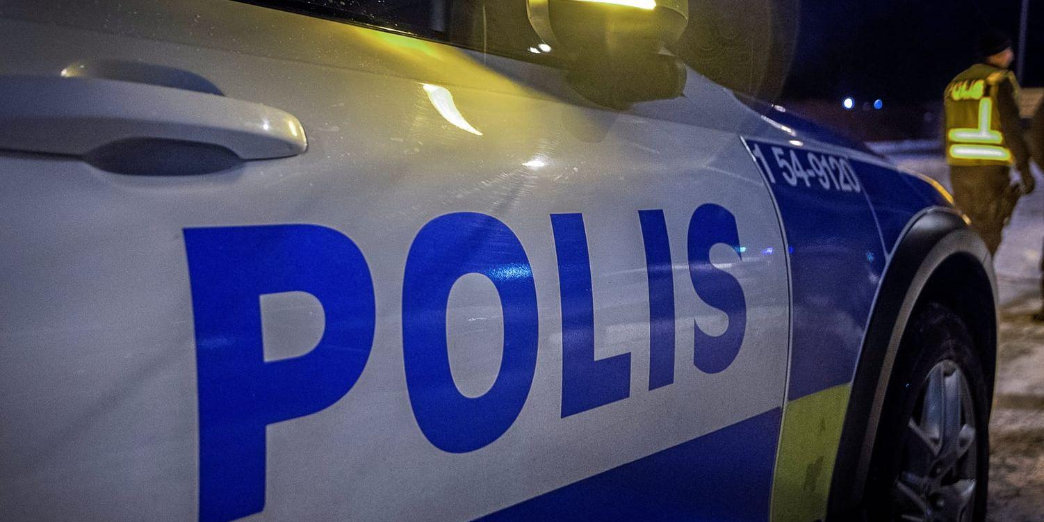 Under söndagskvällen knivskars en man på en adress i Brastad.