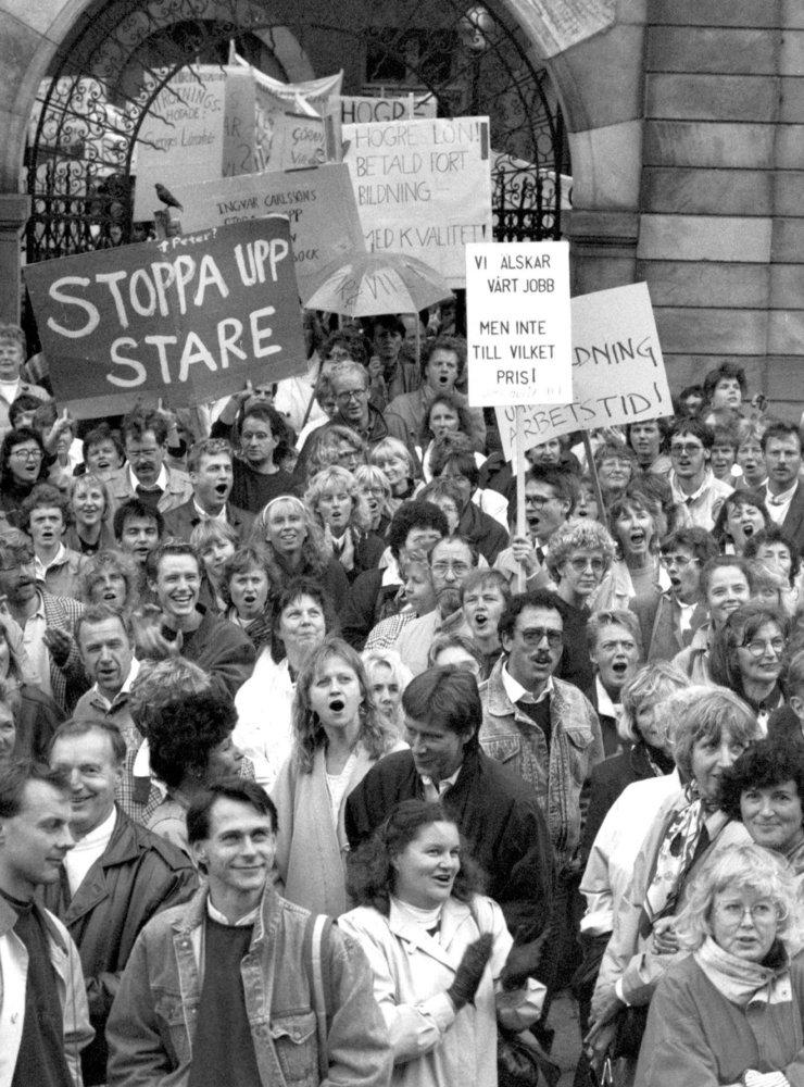 ©SCANPIX SWEDEN, 1989-09-29.
350 lärare demonstrerar utanför Statens Avtalsverk i Stockholm. 
Demonstrationen riktar sig i första hand mot arbetstidsreglering och kommunalisering, och plakatet - Stoppa upp Stare -, syftar på Statens Avtalsverks förhandlingschef Peter Stare.
Bilden: Trångt bland glada, arga, applåderande och ropande lärarem med och utan plakat.
Foto: Ulf Sirborn/SCANPIX
Code: 40112
