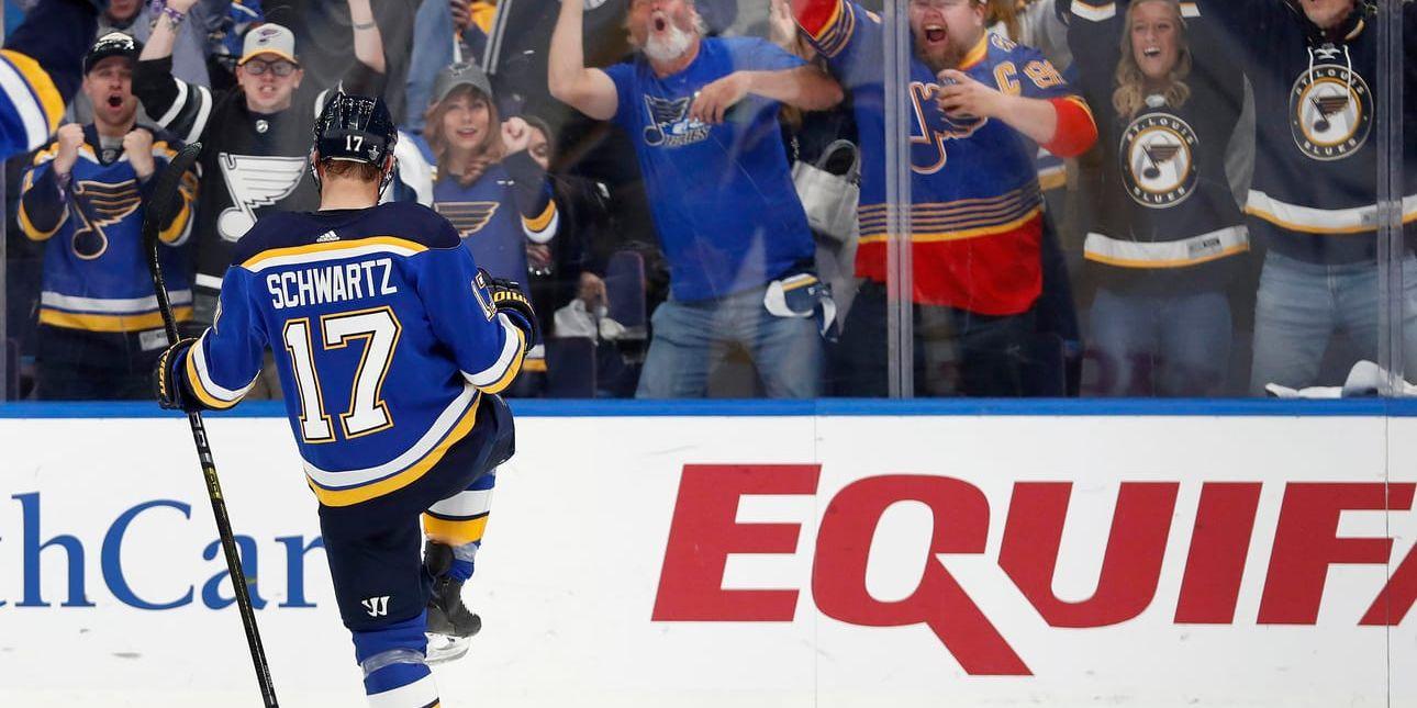 St Louis Jaden Schwartz firar sitt andra mål som kom i numerärt överläge i andra perioden.