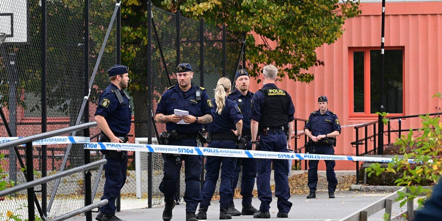 En tonåring blev på onsdagen skjuten på en skola i Trångsund, söder om Stockholm.