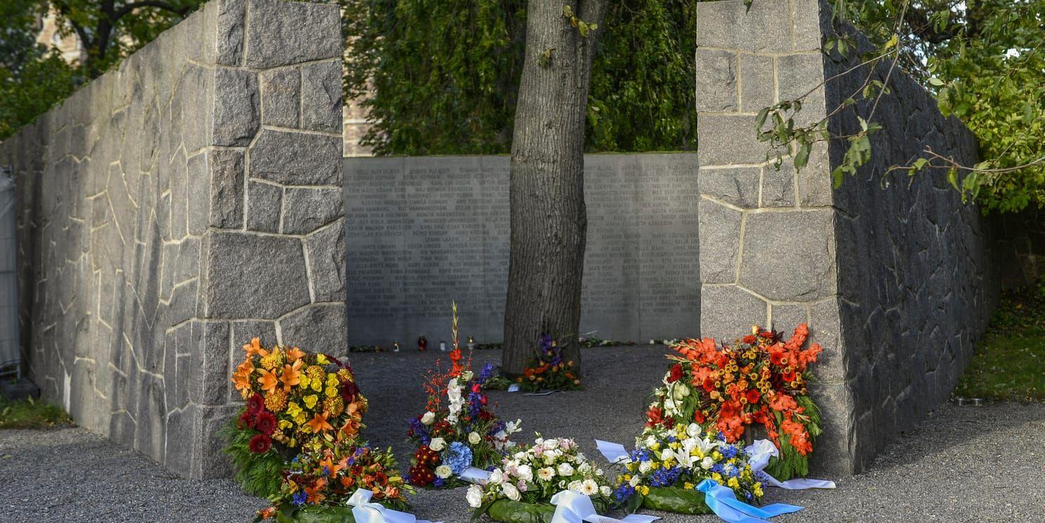 Det officiella svenska Estoniamonumentet ligger intill Galärvarvskyrkogården på Djurgården. Monumentet av den polske skulptören Mirosław Bałka invigdes 1997 på treårsdagen av katastrofen. Det är utfört i ljus granit och har inskriptioner med namn på offer. Arkivbild