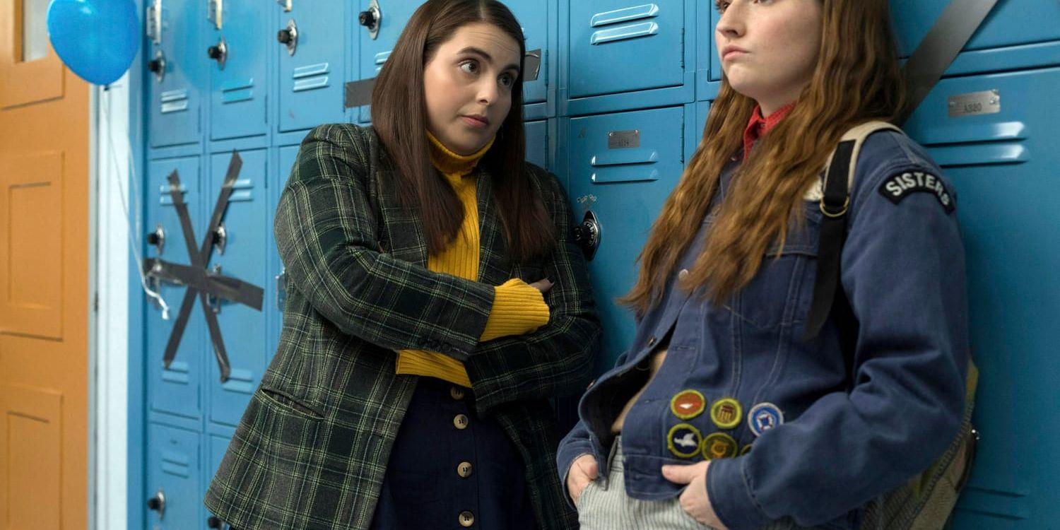 Beanie Feldstein och Kaitlyn Dever är enormt charmiga och roliga som bästisarna i "Booksmart". Pressbild.