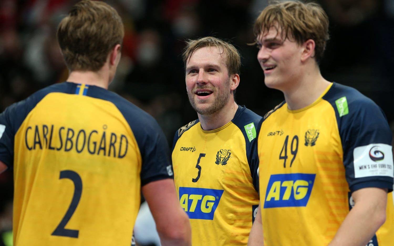 220128 Handboll, EM 2022 Handball - EHF 2022 Men's European Handball Championship - Semi Final -  France v Sweden - Budapest Handball Arena, Budapest, Hungary - January 28, 2022 Sweden's Max Darj with teammates during the match   REUTERS/Bernadett Szabo © Bildbyrån - COP 7 - SWEDEN ONLY © Bildbyrån - COP 7 - SWEDEN ONLY