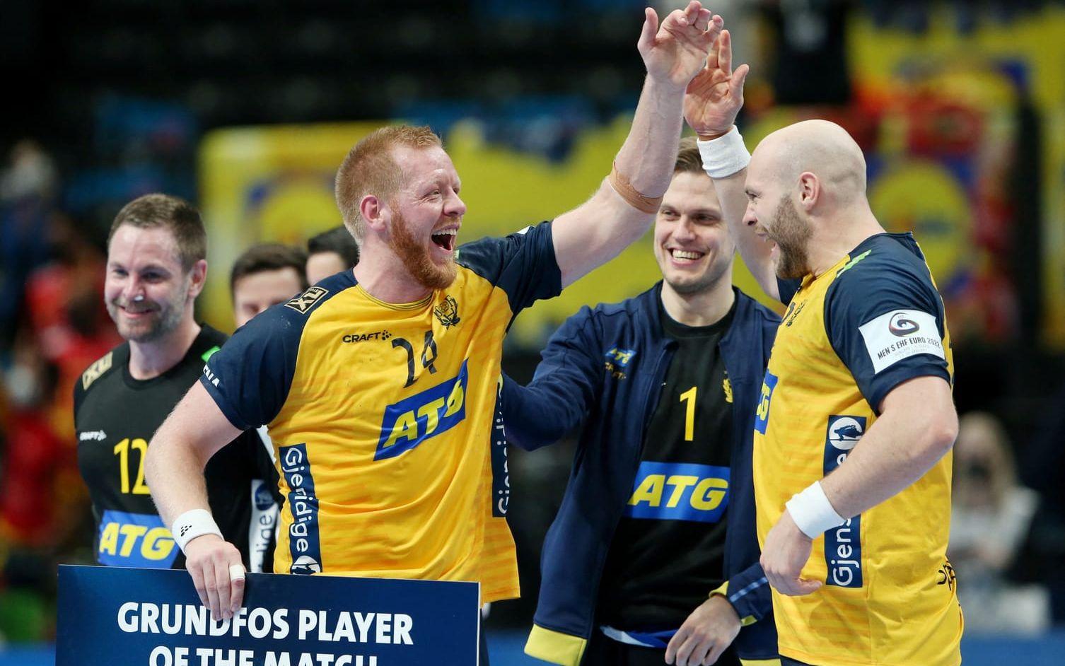 220128 Handboll, EM 2022 Handball - EHF 2022 Men's European Handball Championship - Semi Final -  France v Sweden - Budapest Handball Arena, Budapest, Hungary - January 28, 2022 Sweden's Jim Gottfridsson celebrates with teammates after the match  REUTERS/Bernadett Szabo © Bildbyrån - COP 7 - SWEDEN ONLY © Bildbyrån - COP 7 - SWEDEN ONLY