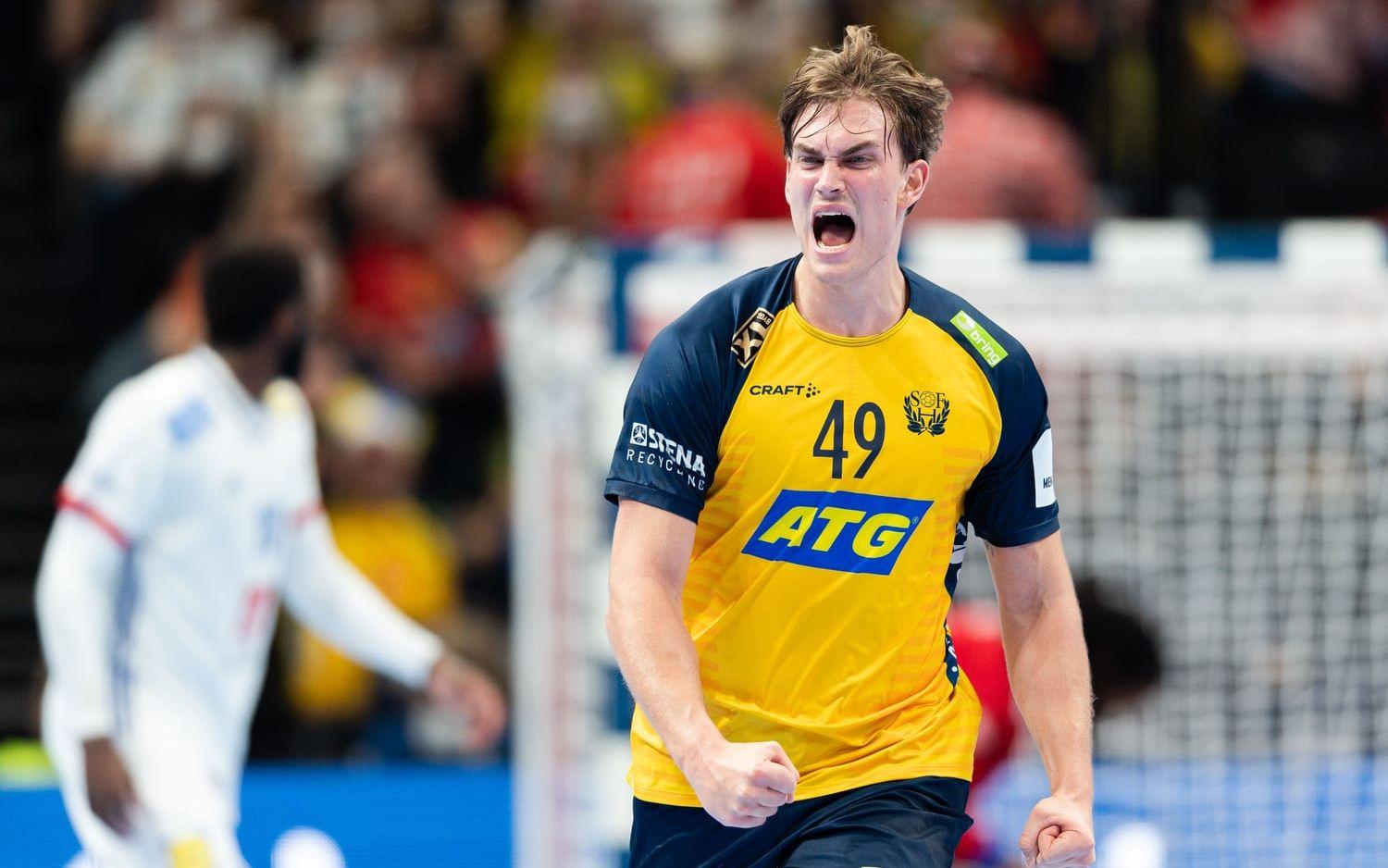 220128 Karl Wallinius of Sweden celebrates during the 2022 EHF European Handball Championship semifinal match between France and Sweden on January 28, 2022 in Budapest. Photo: Johanna Lundberg / BILDBYRÅN / kod JL / JL0232