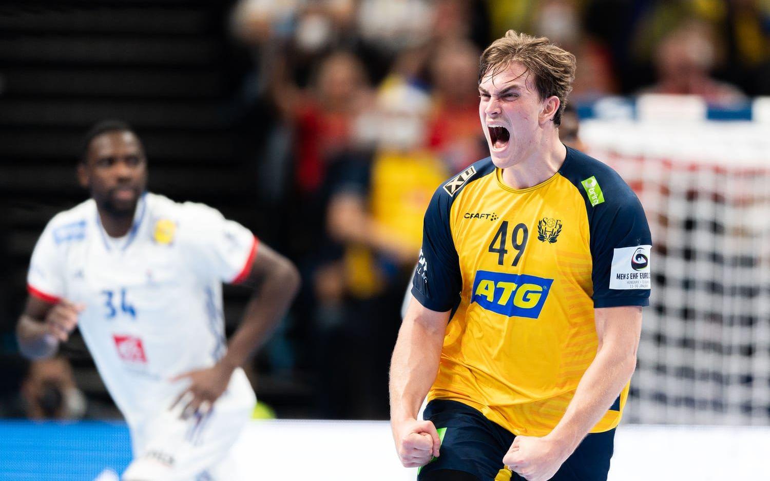 220128 Karl Wallinius of Sweden celebrates during the 2022 EHF European Handball Championship semifinal match between France and Sweden on January 28, 2022 in Budapest. Photo: Johanna Lundberg / BILDBYRÅN / kod JL / JL0232