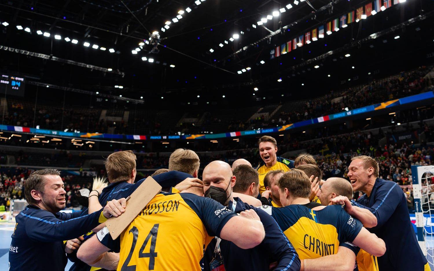 220128 Players of Sweden celebrate after the 2022 EHF European Handball Championship semifinal match between France and Sweden on January 28, 2022 in Budapest. Photo: Johanna Lundberg / BILDBYRÅN / kod JL / JL0232