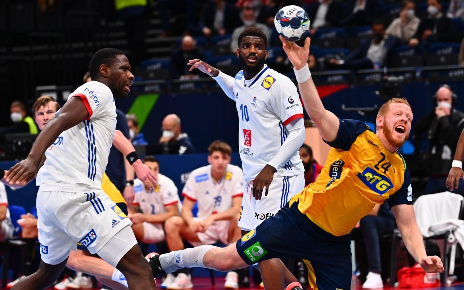 220128 Handboll, EM 2022 Jim GOTTFRIDSSON of Sweden and Karl KONAN of France and Dika MEM of France during the EHF Euro 2022 semi-final match between France and Sweden on January 28, 2022 in Budapest, Hungary. (Photo by Anthony Dibon/Icon Sport) © Bildbyrån - COP 75 - SWEDEN ONLY