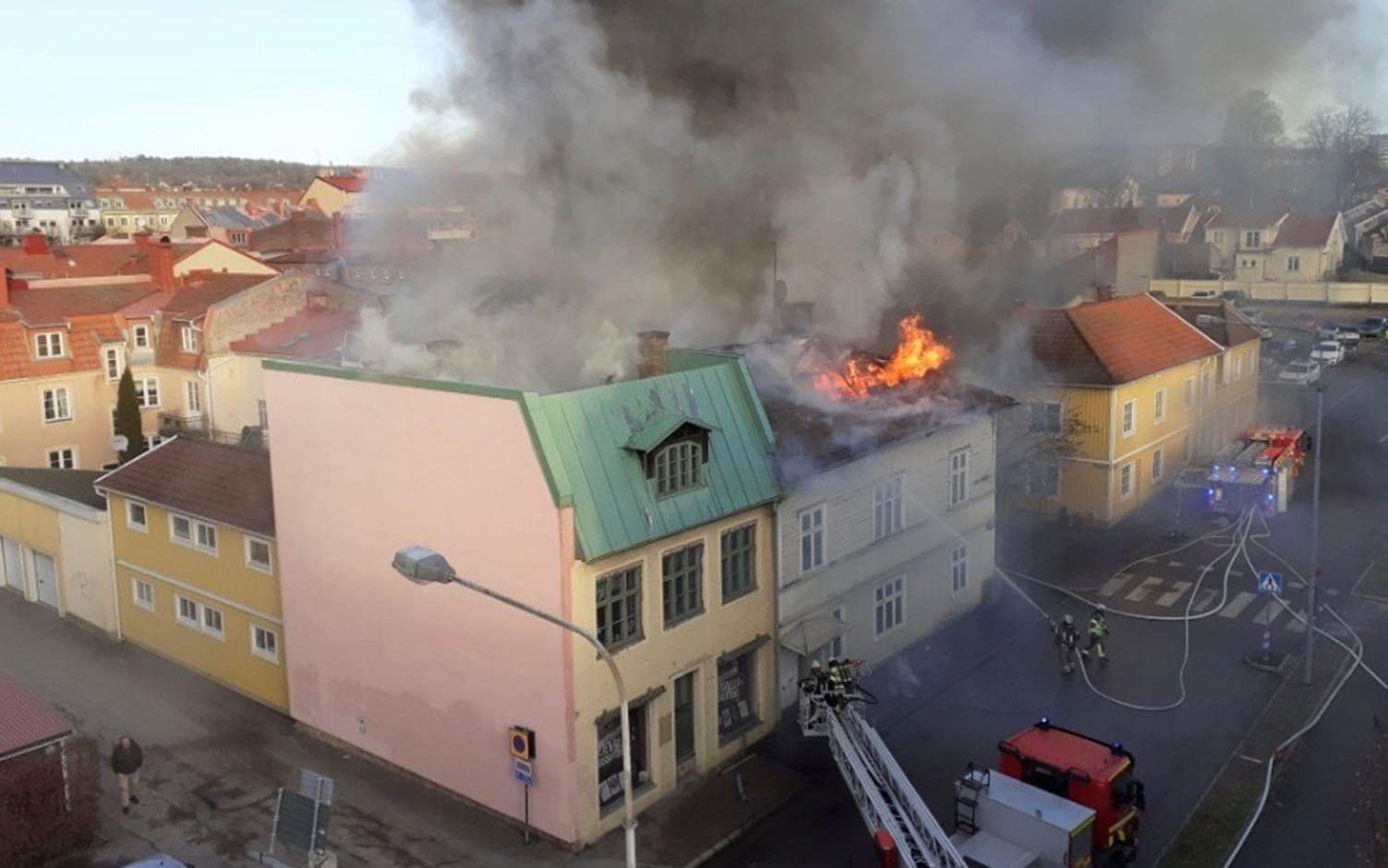 1. Byggnad totalförstörd i storbrand i centrum