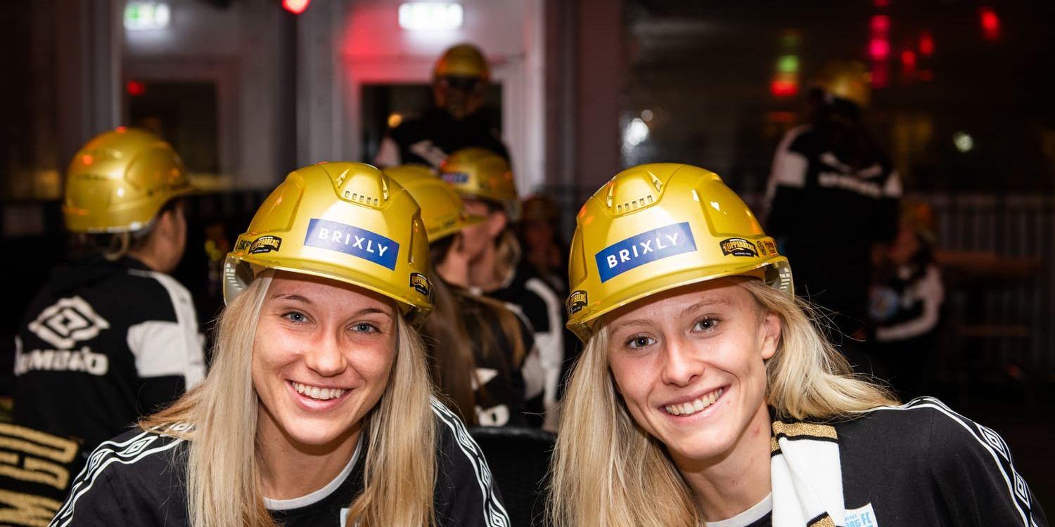 Emma Koivisto och Rebecka Blomqvist under guldfirandet i lördags kväll. 