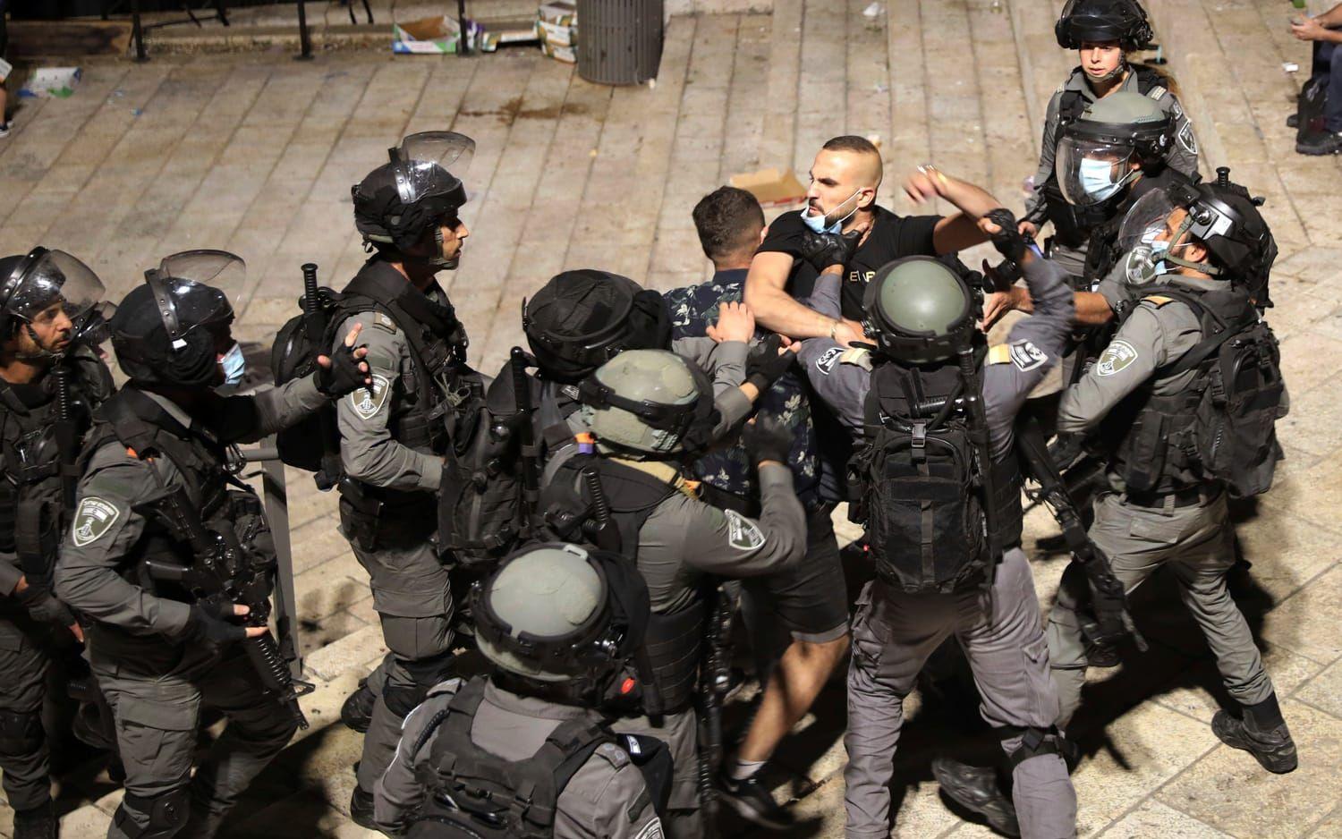 Israelisk polis griper en palestinsk man utanför Damaskusporten i Jerusalem.