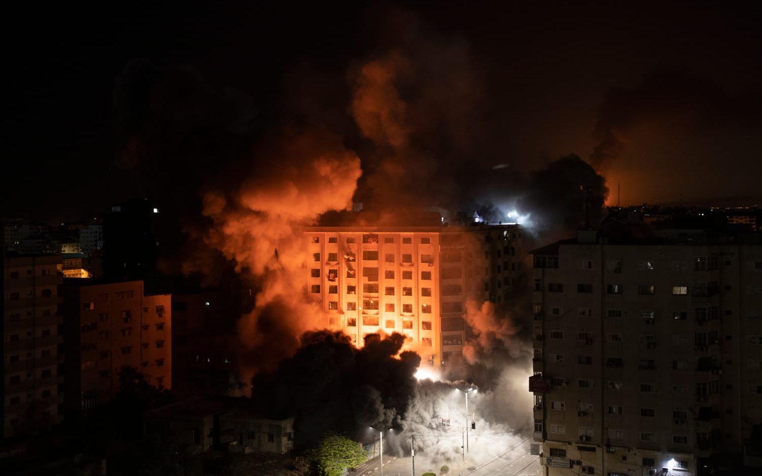 Rökfyllt bostadshus i Gaza under den tidiga onsdagsmorgonen.