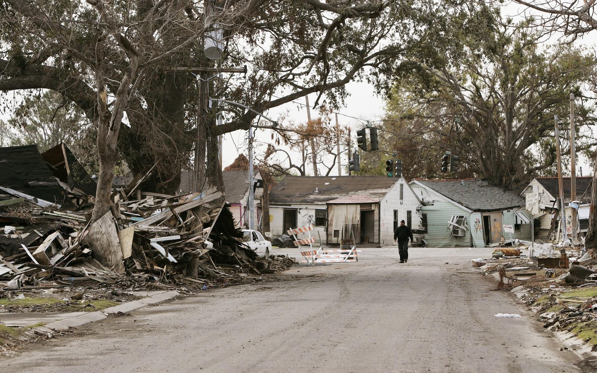 En man letar efter ägodelar på Tennessee avenue i New Orleans efter Katrina 2005.