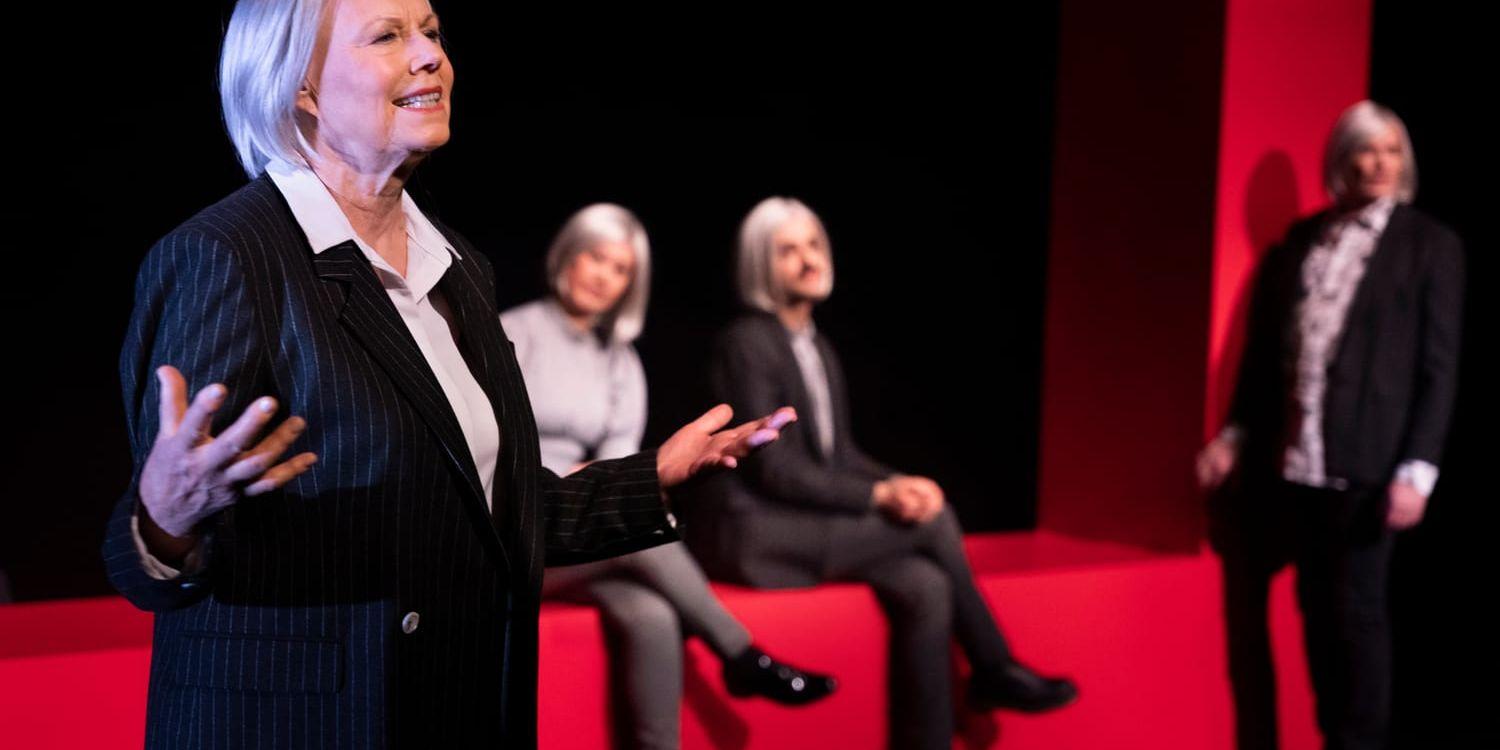 Arja Saijonmaa, Lisa Hu Yu, Robert Hannouch och Peter Järn i förställningen 'Love songs' som nyligen hade urpremiär. Pressbild.