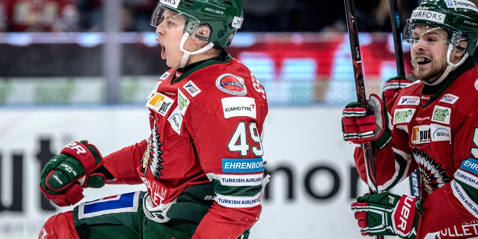 Rhett Rakhshani jublar efter sitt 3–0-mål för Frölunda i den första kvartsfinalen mot Malmö, som Frölunda vann med 4–0. Mats Rosseli Olsen, som var med och "grävde fram" pucken till Rakhshani vid Malmös målbur, är på väg att gratulera.