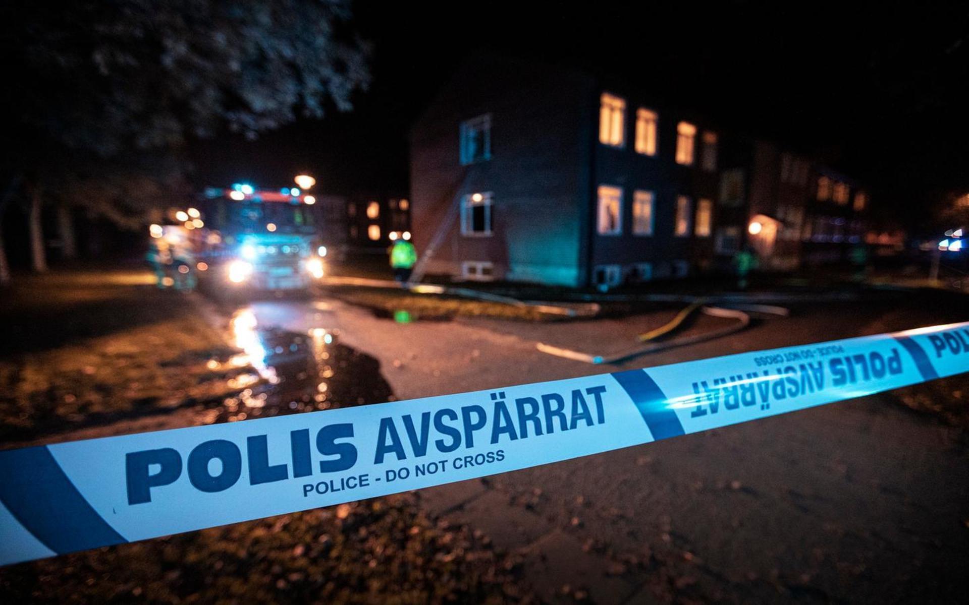 Strax efter klockan nio på torsdagskvällen fick räddningstjänsten larm om att en brand brutit ut på flyktingboendet Restad gård. Polisen misstänker att branden är anlagd.