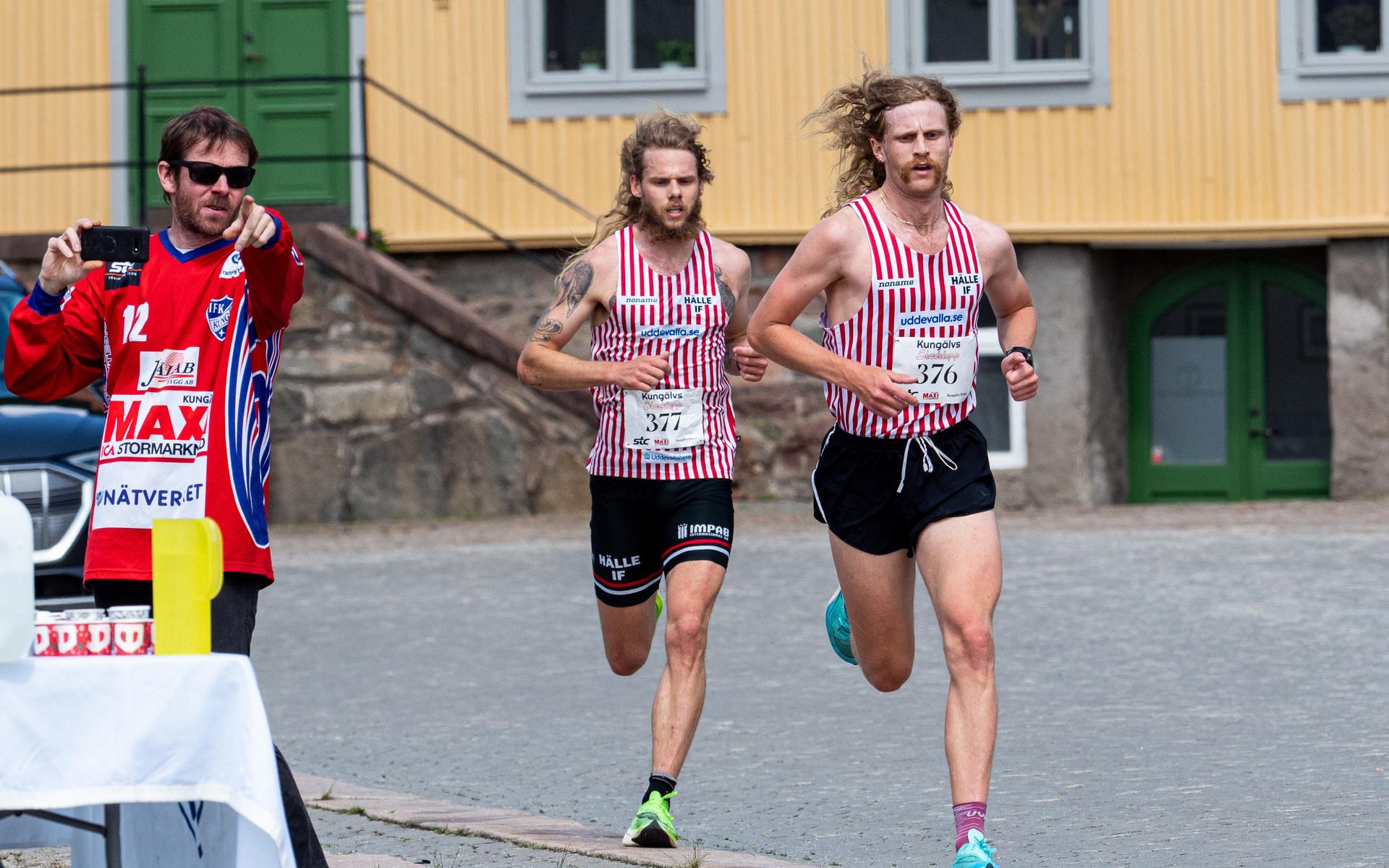 Sebastian Ljungdahl skuggar Arvid Örn på Västra gatan, bägge från Hälle IF.