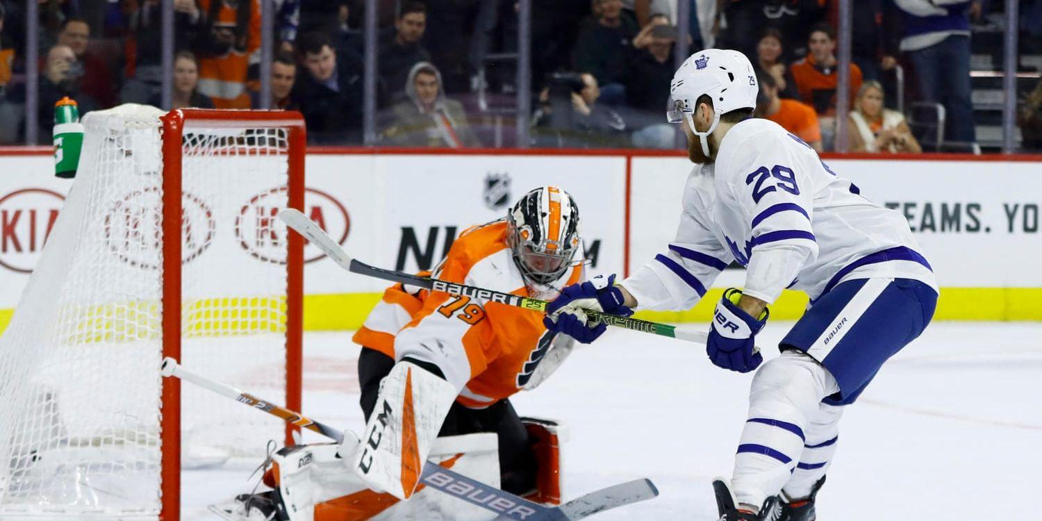 William Nylander framför Carter Hart i Philadelphia-kassen.