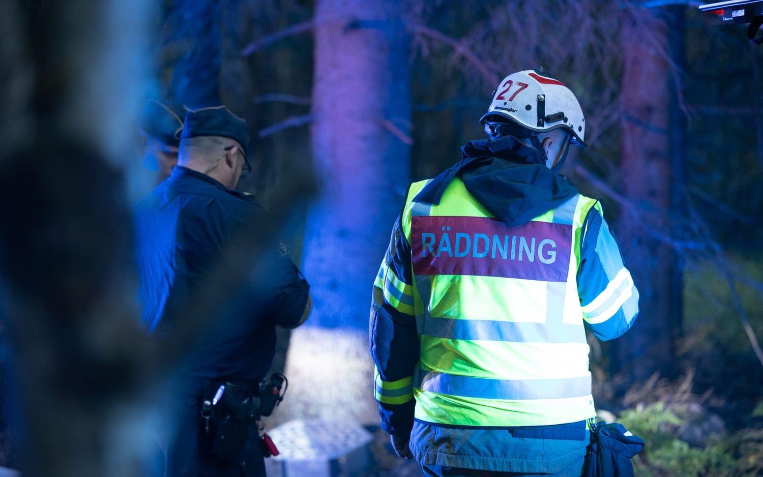 På lördagsmorgonen började en bil och en byggnad på Grytingen i Uddevalla att brinna.