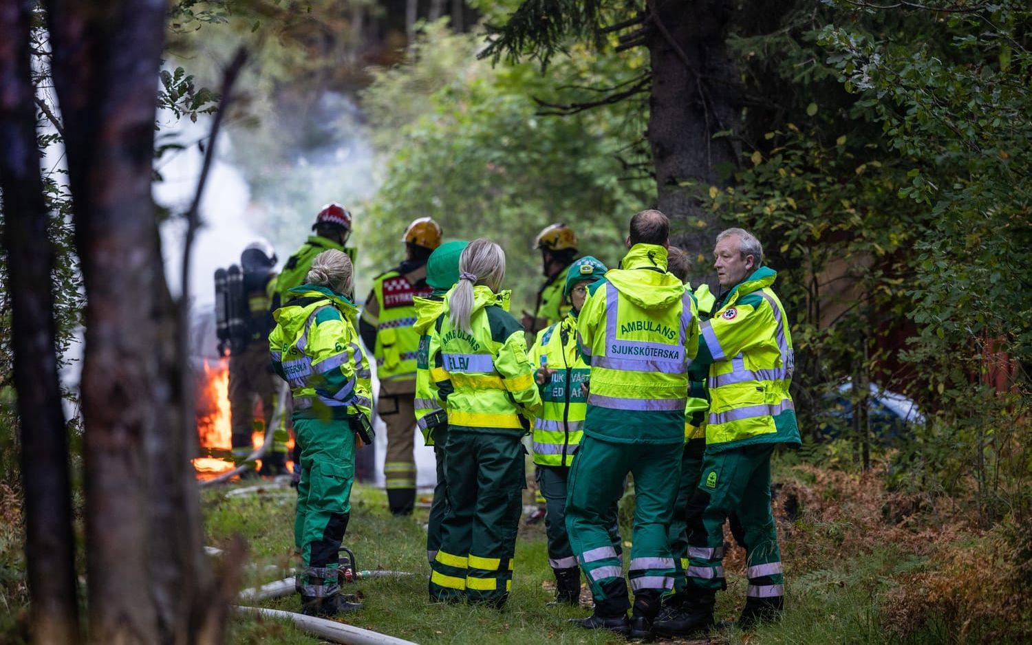 På lördagsmorgonen började en bil och en byggnad på Grytingen i Uddevalla att brinna.