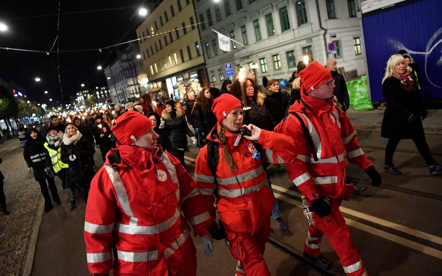 Enligt en polis på plats uppskattas mellan 2000 och 3000 personer delta i fackeltåget. 