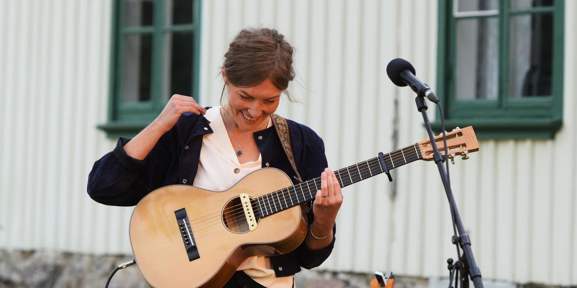 Hanna Enlöf, andra halvan av Good Harvest, stämmer om gitarren lagom till Karin Boyes ”Stjärnesång”