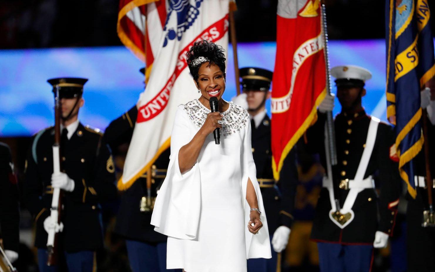 Gladys Knight sjunger nationalsången före matchen.