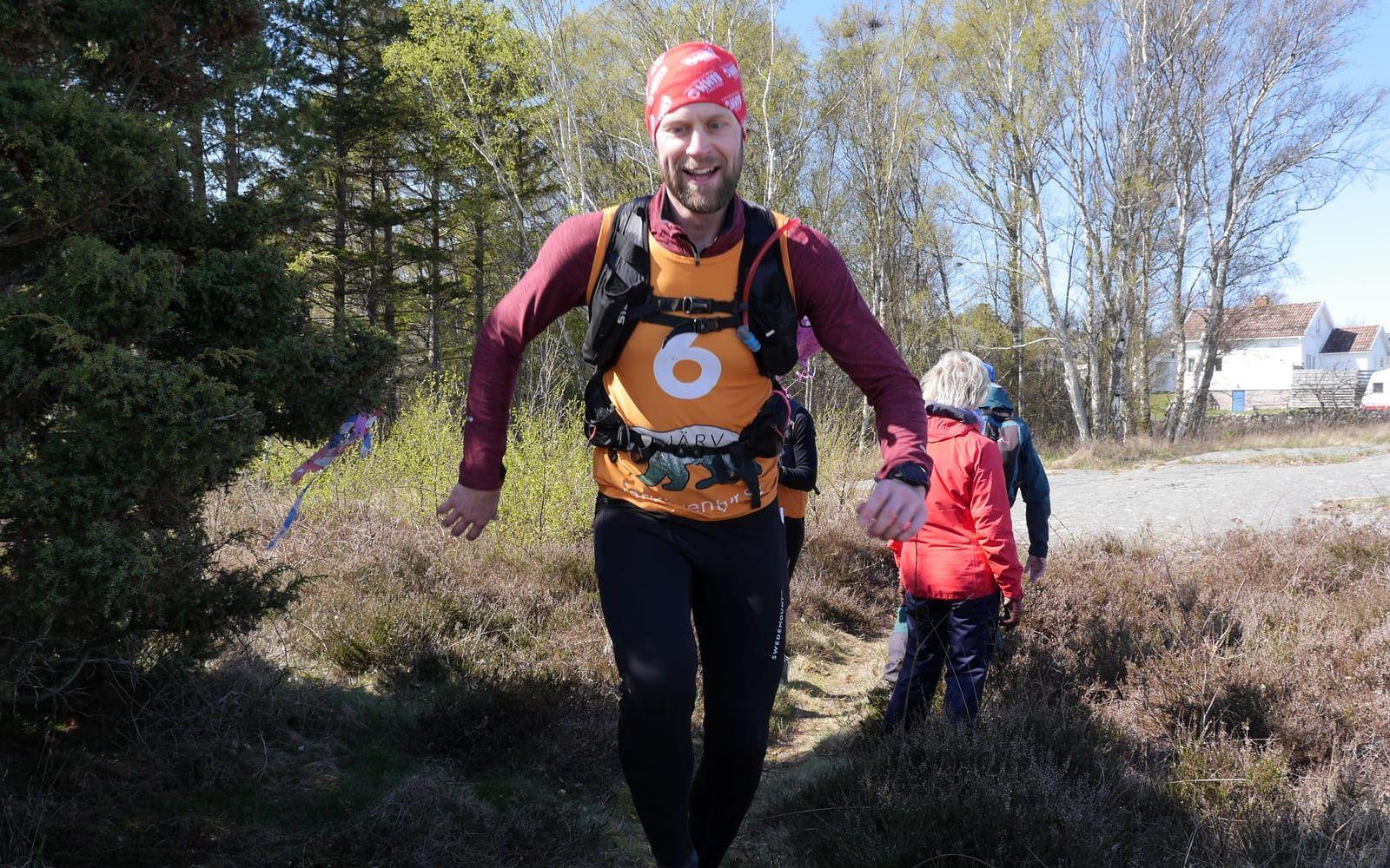 Clobbe från team Bergsgetter skyndar sig runt rutten i Järv äventyr på Ramsvik. 