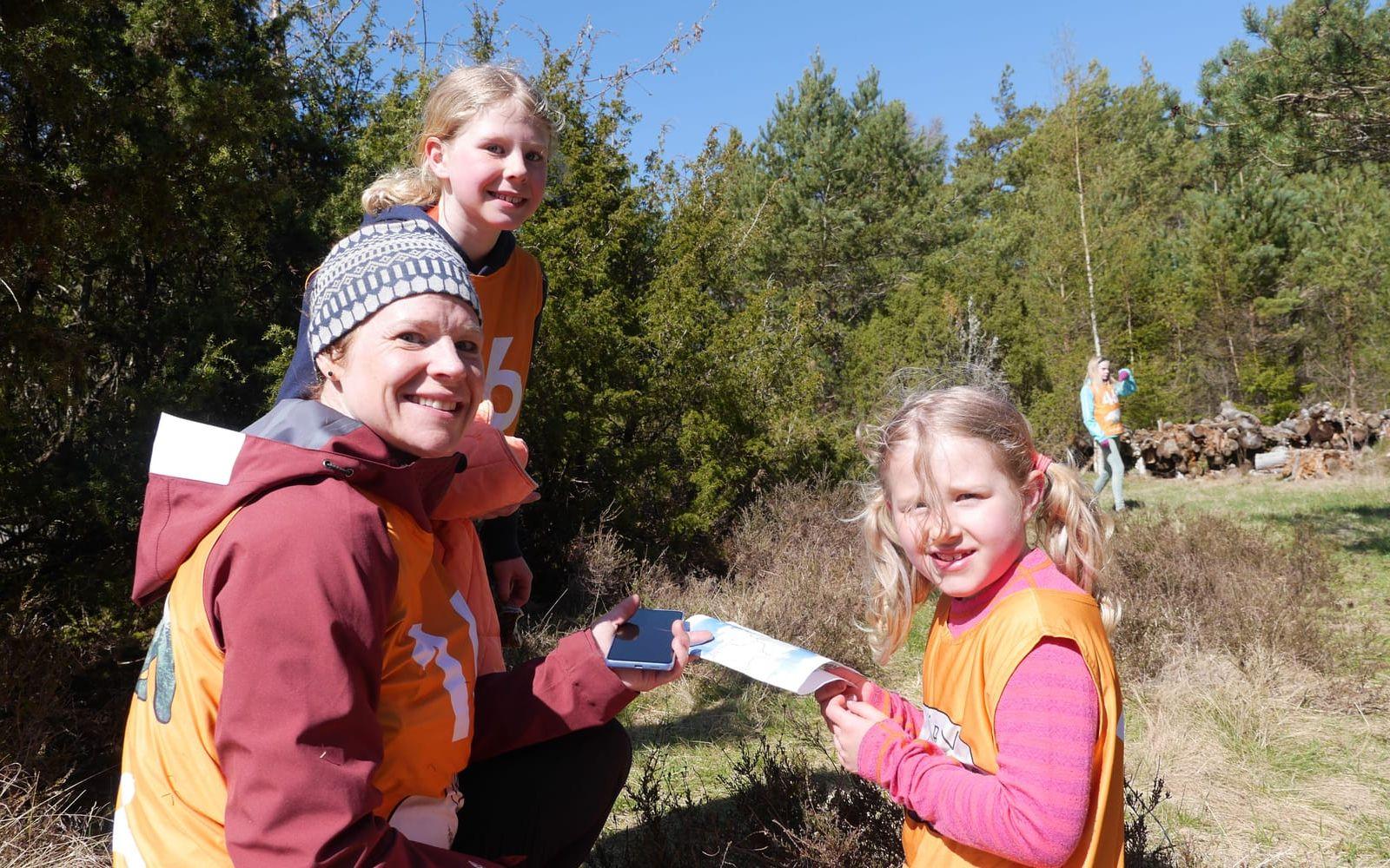 Leticia, Charlotte och Adelin Henrysson letar efter skatten på en av stationerna längs rutten runt Ramsvikslandet. 