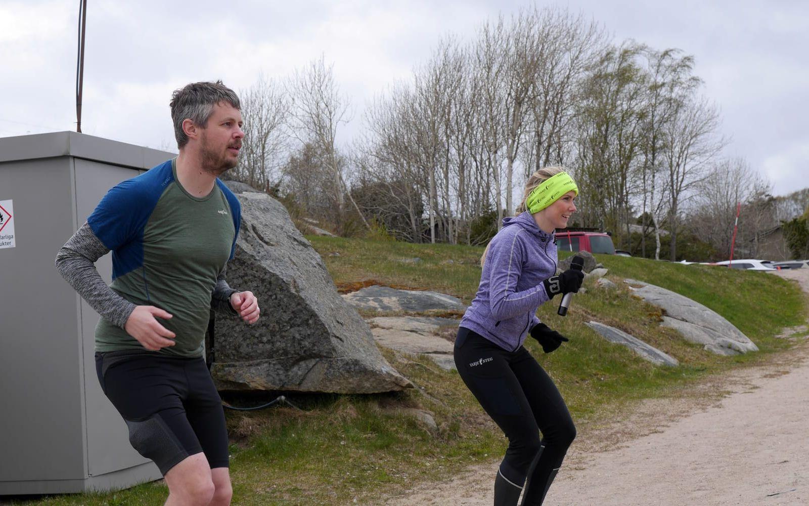 Nathalie Bergqvist och Gunnar Skaven värmer upp teamen innan start. 