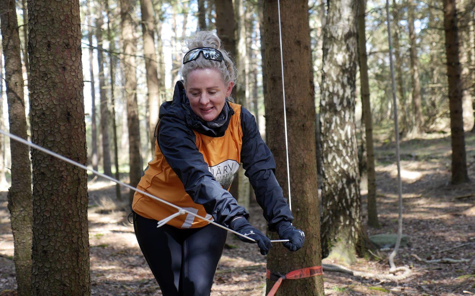 Caroline Månsson hjälper barnen och tar sig sedan över själv. 