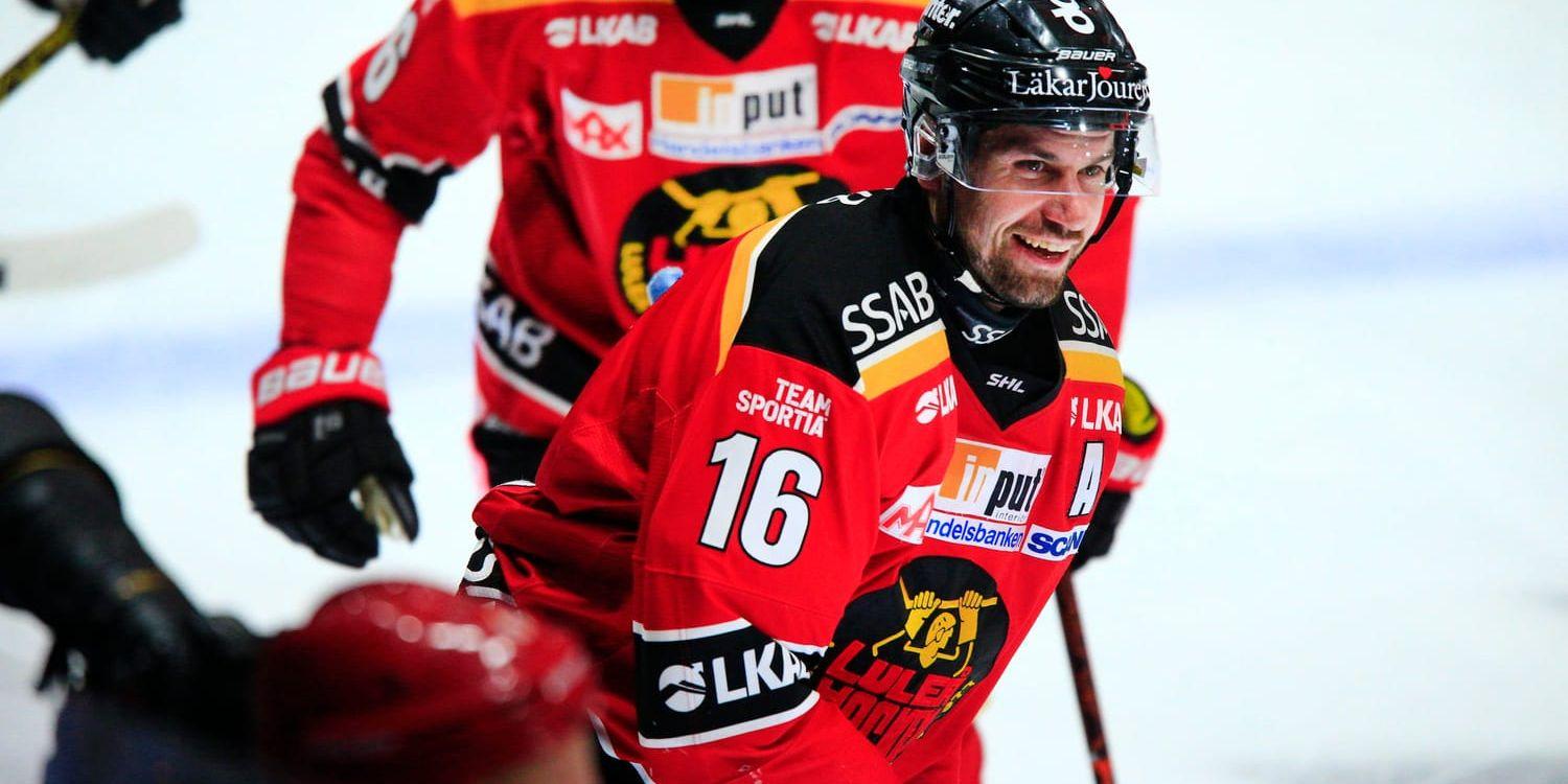 Niklas Olausson slog till med ännu ett mål mot Växjö, och Luleå leder kvartsfinalserien med 3–0.