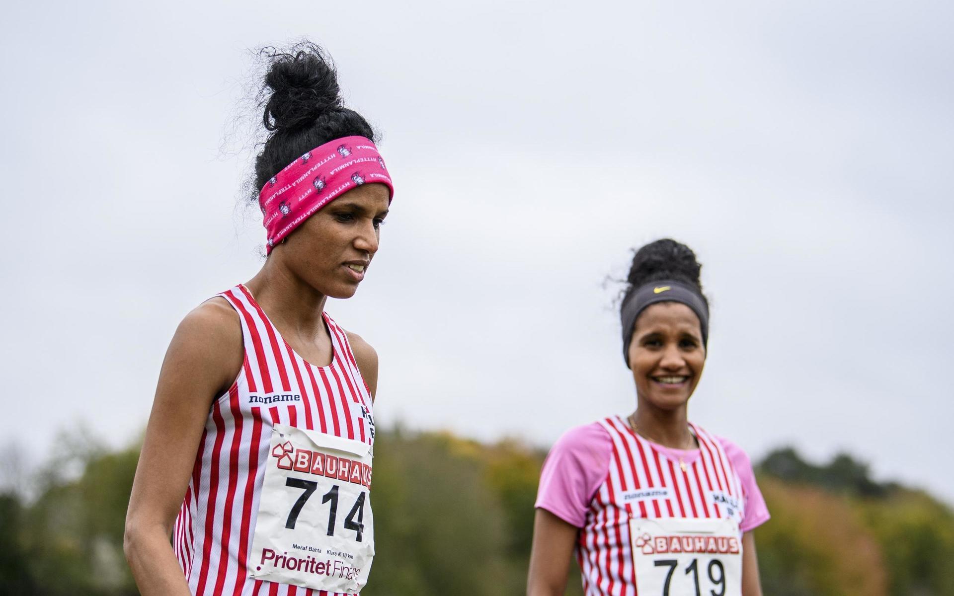 Meraf Bahta, Hälle IF, och Samrawit Mengsteab, Hälle IF inför damernas final i 10 kilometer i terräng-sm.