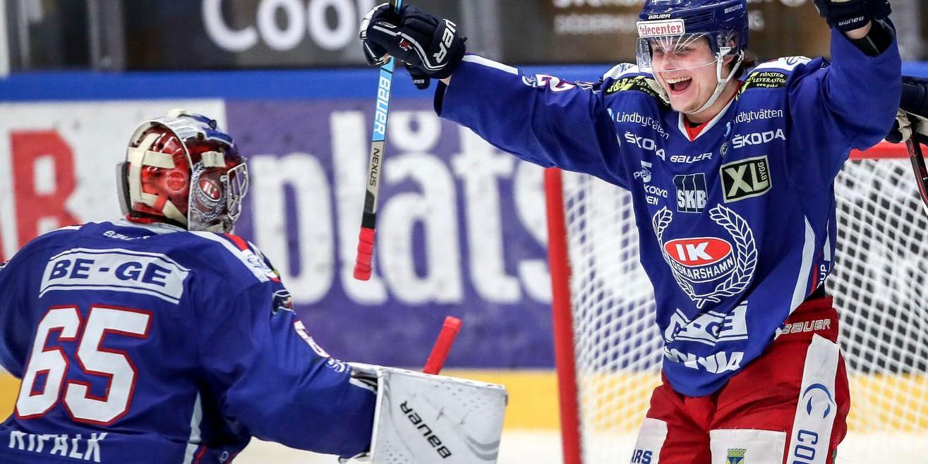 Oskarshamns John Dahlström, vänster, efter segern mot Timrå: "Skönt att få matchserien kvitterad." Arkivbild.