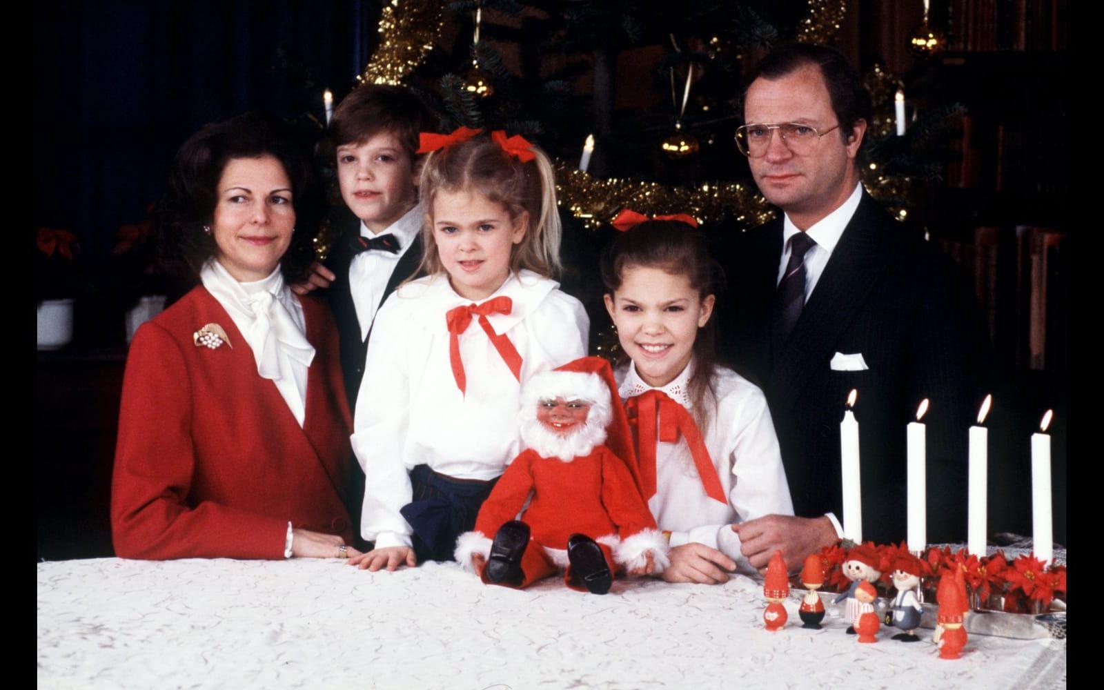 December 1987: Hela kungafamiljen är samlad för julkortfotografering på Drottningsholms slott.