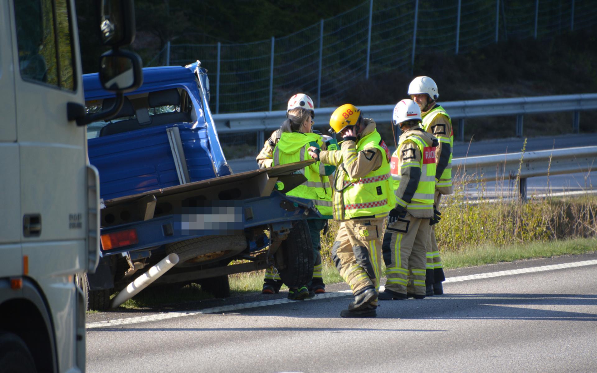 Mitt i rusningstrafiken på måndagskvällen krockade en personbil och lastbil på E6:an strax söder om Ljungskile. 