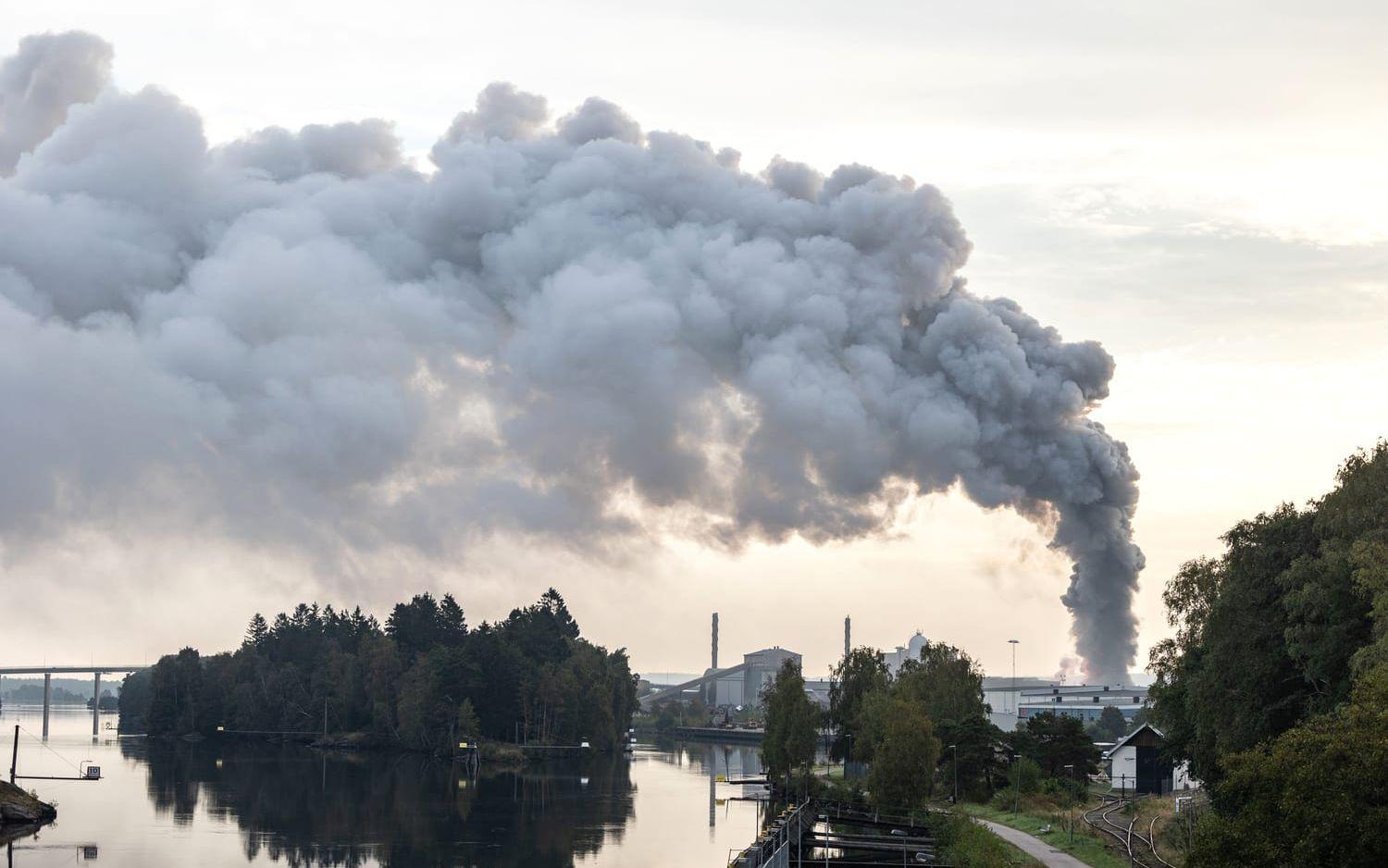 En kraftig brand rasade på Stallbacka på söndagen. Polisen upprättade avspärrningar.