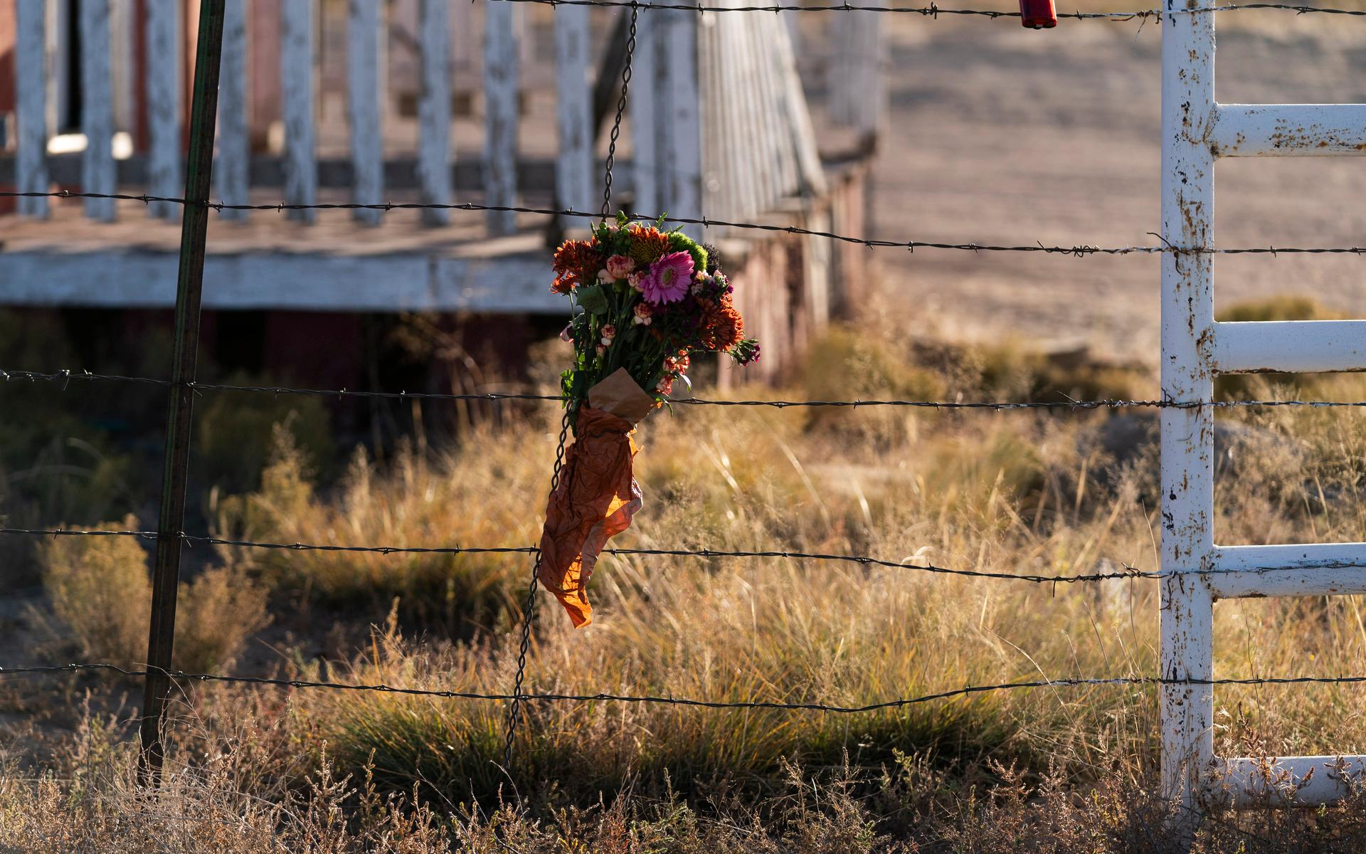 En blombukett har lämnats för att hedra Halyna Hutchins, som dog under inspelningen av ”Rust”.