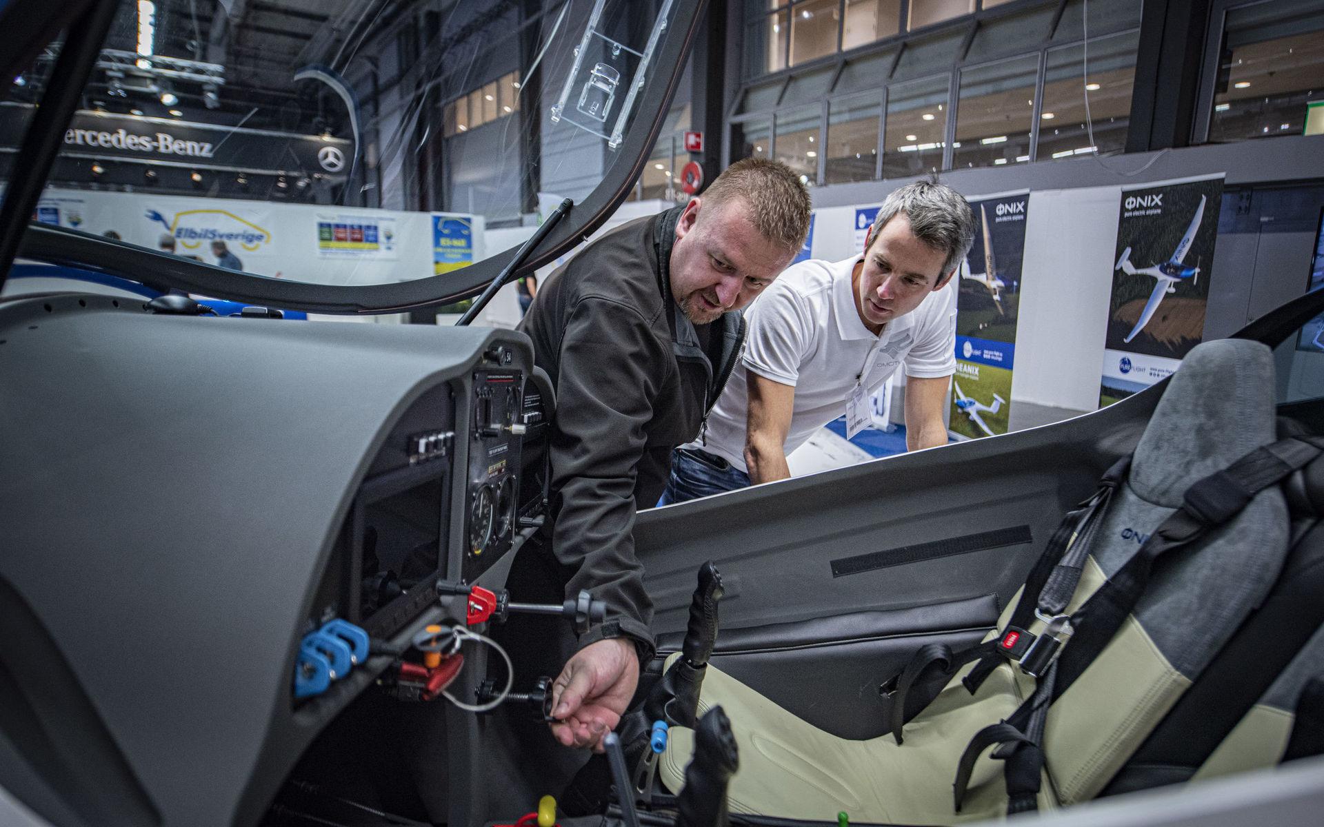 Pureflights pilot Martin Stepanek, här tillsammans med Ola Svensson från Omotion AB. &quot;När man flyger är det väldigt tyst. Du kan inte höra planet om det flyger ovanför dig – du hör fåglarna  istället&quot;, säger Stepanek.