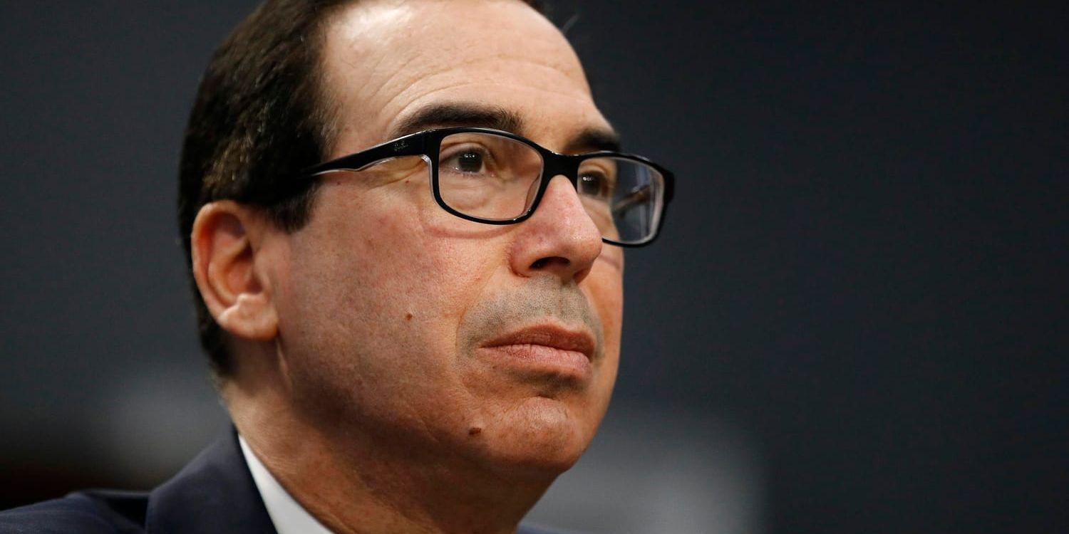 USA:s finansminister Steven Mnuchin säger att kravet på att Donald Trumps deklarationer ska offentliggöras saknar stöd i lagen. Bild från i april.