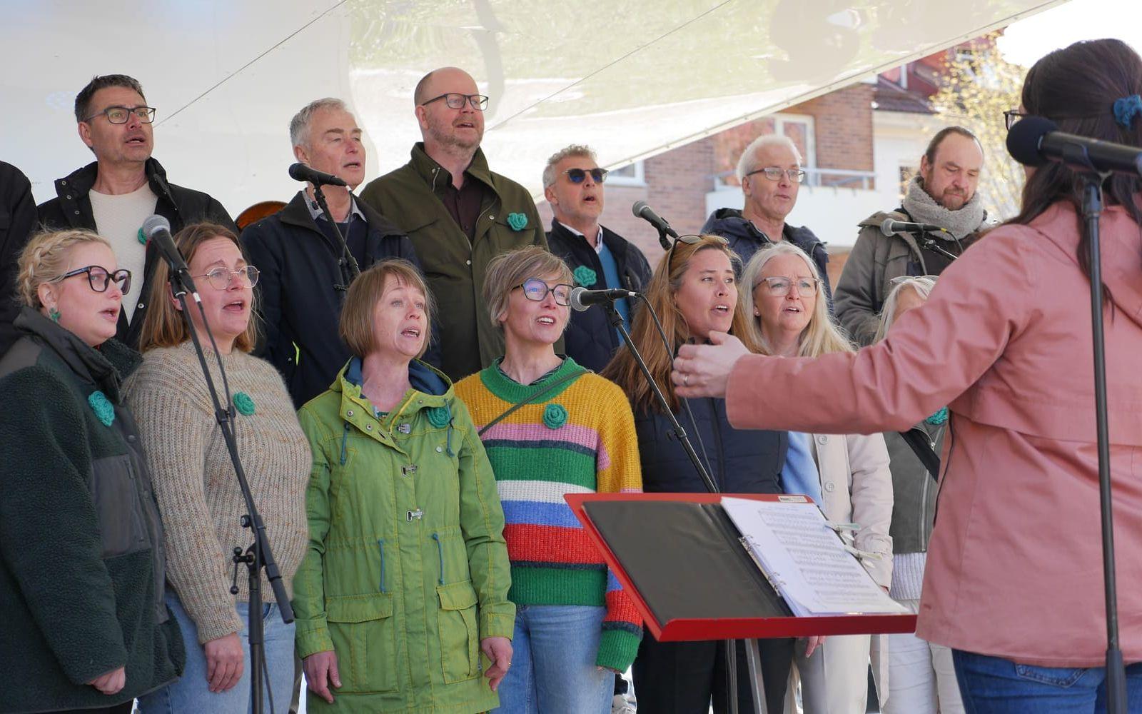 Kören Odd Singers sjöng bland annat Vintern rasat och Sköna maj välkommen. 