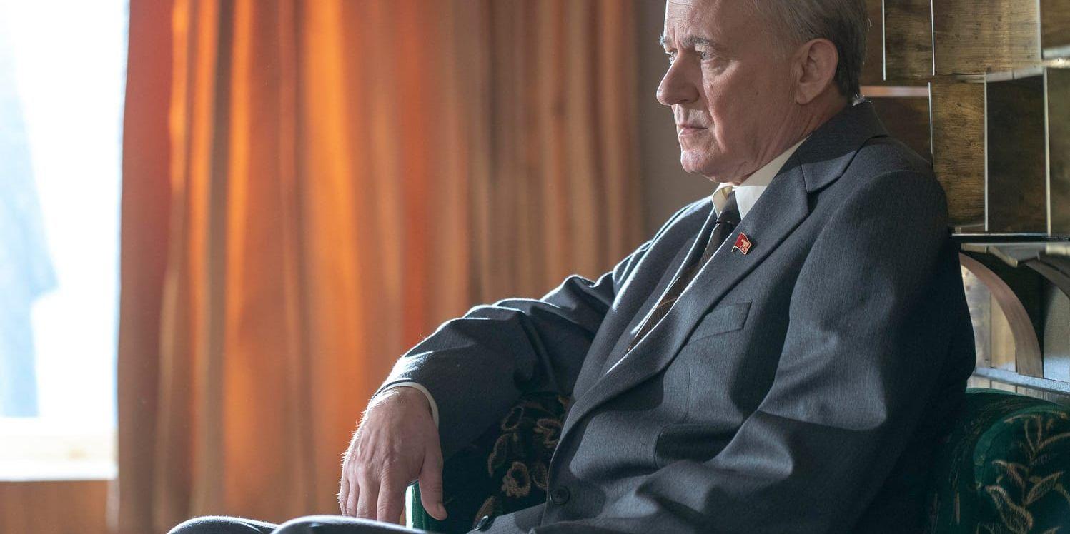 Stellan Skarsgård spelar den sovjetiska höjdaren Boris Sjtjerbina i HBO-serien "Chernobyl", och gick under inspelningen klädd i en kostym sydd av gamla sovjetiska tyger. "Hemskt obekvämt", säger han. Pressbild.