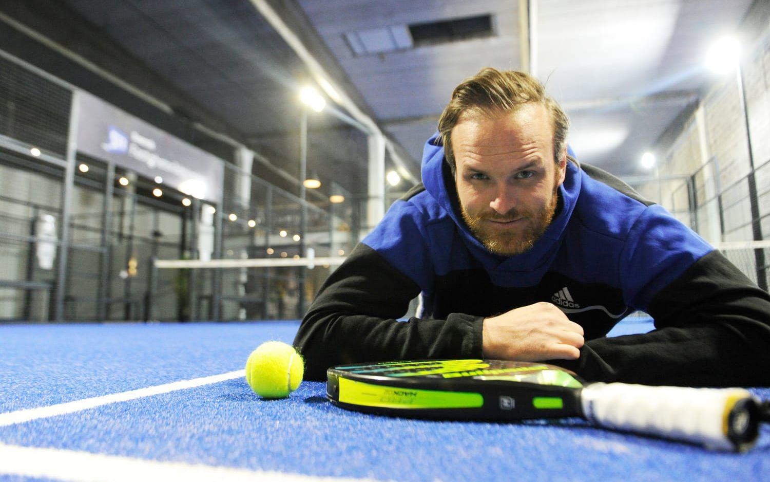 För fem år sedan höll Joakim Eriksson från Uddevalla i ett padelracket för första gången i livet. Där och då fanns ingen anläggning eller bana i Bohuslän. Istället fick han och kompisarna åka till Göteborg för att spela. "Jag blev väldigt biten och slukades direkt av sporten”, säger Joakim Eriksson. 