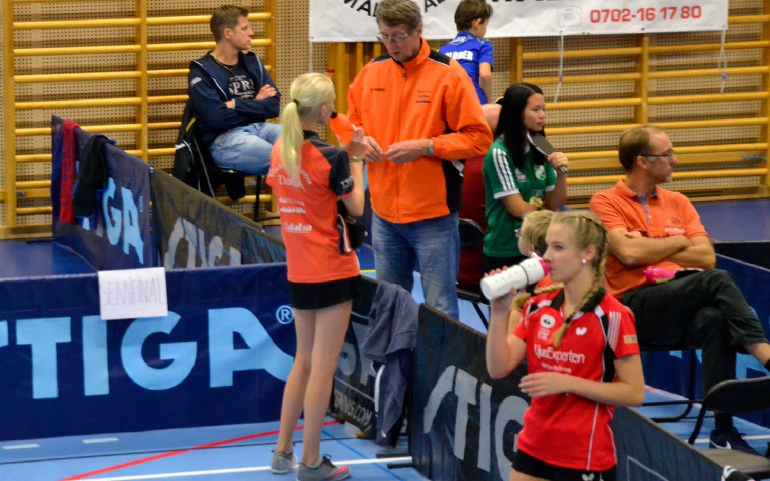 Åke Gustafsson coachar hemmaspelaren Josefine Nilsson.