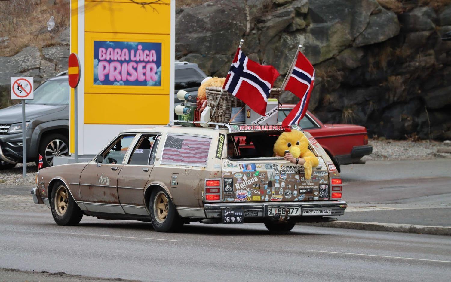 Nu rullar de norska bilburna ungdomarna in i Strömstad. Bild: Lars-Henrik Aas.