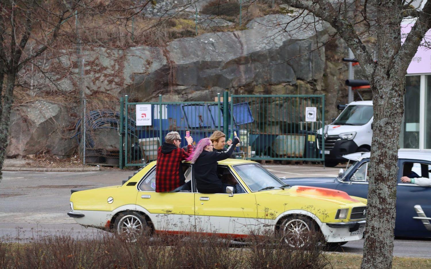 Nu rullar de norska bilburna ungdomarna in i Strömstad. Bild: Lars-Henrik Aas.