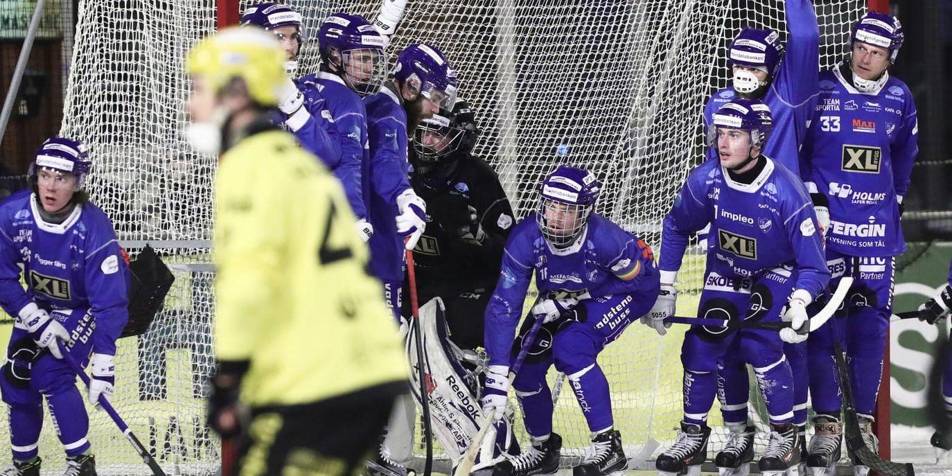 Motala, i blått, slog ut Vetlanda i SM-åttondelsfinalen av bandyns slutspel.